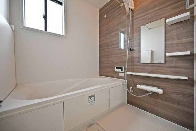 テラシエ寺本3丁目新築一戸建て│4LDK+駐車並列2台可(車種制限有)の浴室|1階浴室の内観写真です。浴室暖房乾燥機付きの1616サイズ、Housetec製のユニットバスを導入しました。