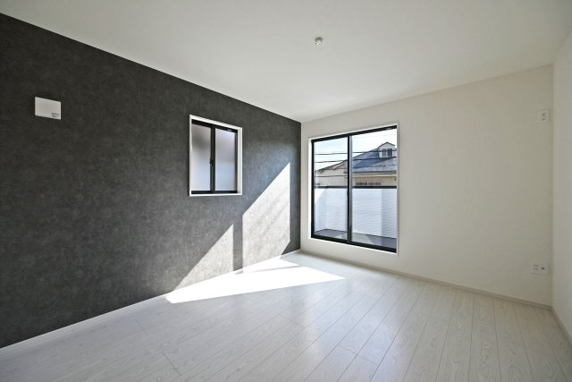 テラシエ寺本3丁目新築一戸建て│4LDK+駐車並列2台可(車種制限有)の洋室|主寝室にはアクセントクロスを配置し、採光も十分に考えた設計をしています。 アクセントクロスはそんなときの「発想」を手助けします。