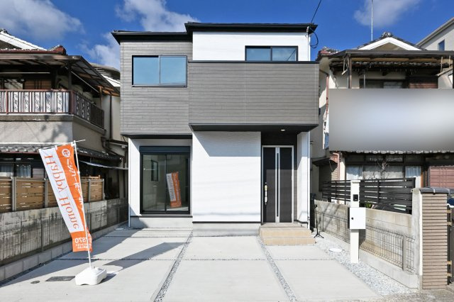 テラシエ寺本3丁目新築一戸建て│4LDK+駐車並列2台可(車種制限有)の外観|南東向き│並列駐車2台可(車種制限有)の新築戸建が「寺本」に新規分譲開始致しました。 「花里小学校」が本分譲地すぐ横に位置するので、お子様の通学の際の安心です！