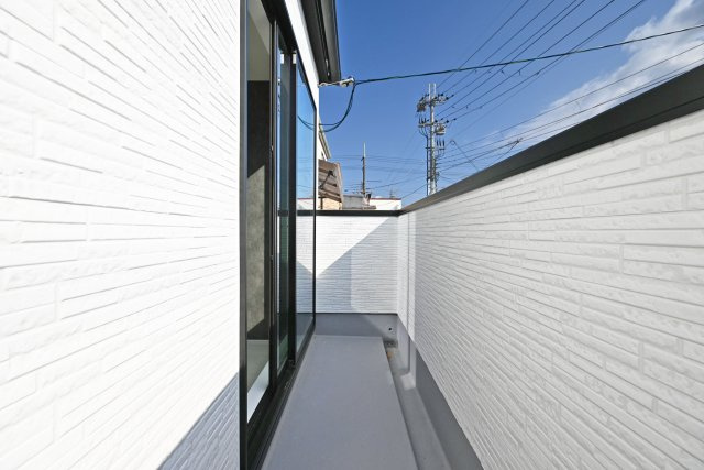 テラシエ寺本3丁目新築一戸建て│4LDK+駐車並列2台可(車種制限有)のバルコニー|2階バルコニーには奥行きがあってたくさんの洗濯物を干すことができ、陽光がたっぷりと室内に行き届きます。