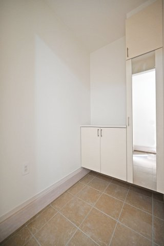 テラシエ寺本3丁目新築一戸建て│4LDK+駐車並列2台可(車種制限有)の玄関|シューズクローク内の内観写真です。十分な容量のシューズボックスを完備◎来客時にも綺麗な玄関を保つことができます。 また、小窓があることで採光性や通風性が確保されています。