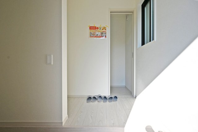 テラシエ寺本3丁目新築一戸建て│4LDK+駐車並列2台可(車種制限有)の玄関|1階玄関に入ってすぐの内観写真です。 左側にシューズクロークえおシューズボックスが備えられています。 毎日使う玄関回りも常に片付いた状態を維持できそうです。