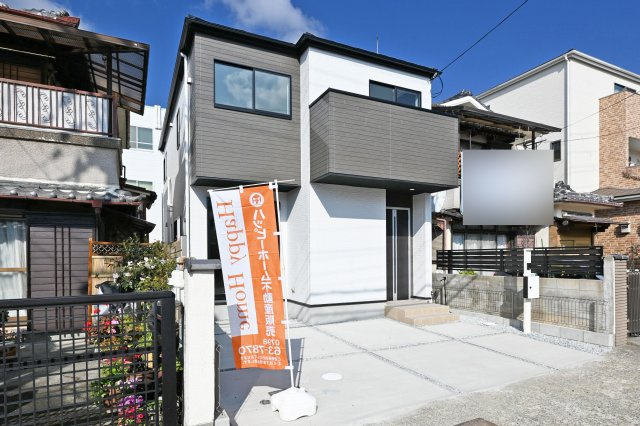 テラシエ寺本3丁目新築一戸建て│4LDK+駐車並列2台可(車種制限有)の外観|完成済みのため、即日のご内覧が可能です。
皆様からのご連絡心よりお待ちしております。