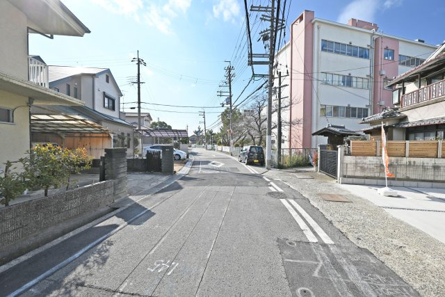 テラシエ寺本3丁目新築一戸建て│4LDK+駐車並列2台可(車種制限有)の前面道路含む現地写真|前面道路は南東側に約6.6ｍ幅で駐車の際も安心です。