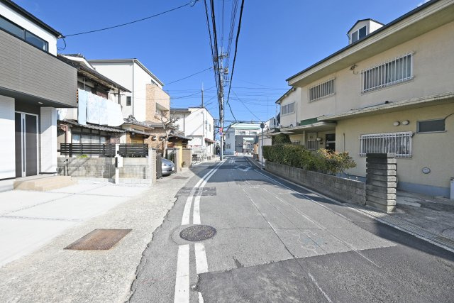 テラシエ寺本3丁目新築一戸建て│4LDK+駐車並列2台可(車種制限有)の前面道路含む現地写真|前面道路は南東側に約6.6ｍ幅で駐車の際も安心です。