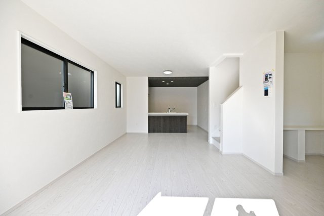 テラシエ寺本3丁目新築一戸建て│4LDK+駐車並列2台可(車種制限有)の居間・リビング|1階LDKをリビング側から正面に撮影した内観写真です。ナチュラルテイストな内装はどんな家具も合わせやすく、お好みのインテリアコーディネートをお楽しみいただけます。