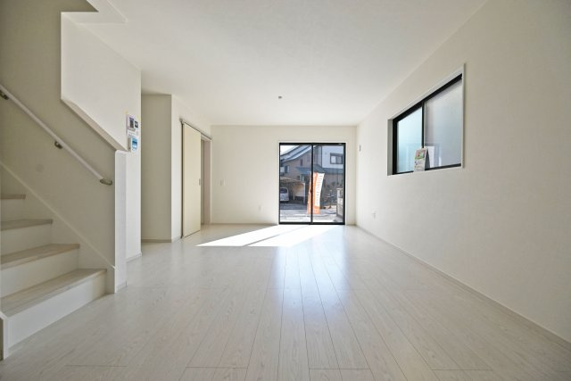 テラシエ寺本3丁目新築一戸建て│4LDK+駐車並列2台可(車種制限有)の居間・リビング|1階LDKをキッチン側から正面に撮影した内観写真です。奥行きがある縦長リビングなので、収納や家具の配置、インテリアコーディネートがしやすいです。