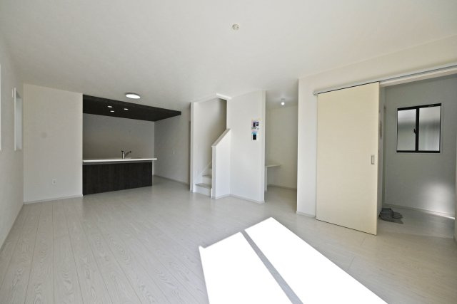 テラシエ寺本3丁目新築一戸建て│4LDK+駐車並列2台可(車種制限有)の居間・リビング|LDKは19.7帖でダイニングテーブルやソファーを設置しても十分な広さとなっております！ 折り下げ天井が採用されたLDKがとても華やかな空間となっております。