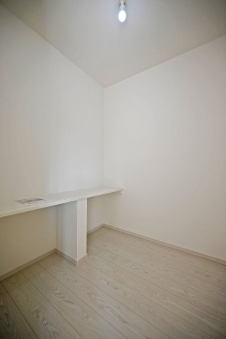 テラシエ寺本3丁目新築一戸建て│4LDK+駐車並列2台可(車種制限有)の居間・リビング|対面式キッチンやスタディコーナーで家族同士のつながりを感じやすい設計を基調としています。