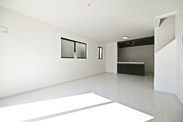 テラシエ寺本3丁目新築一戸建て│4LDK+駐車並列2台可(車種制限有)の居間・リビング|ダイニングは「誰かが座っても通行の邪魔にならない」ストレスフリーの広さを確保。キッチンからの配膳効率も良いのが魅力です。