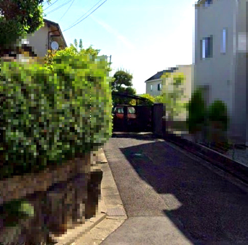 西宮市甑岩町の前面道路含む現地写真|静かで緑豊かな住宅地です。
