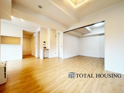 【居間・リビング】 | ファミール宮の森Ⅱ | 居室と隣接しており、引き戸を開放してリビングに空間を作ることもできます。リビングは毎日の暮らしの質を左右するメインステージ。住む人が快適に、健やかに過ごせるリビングで憩いの時間を。