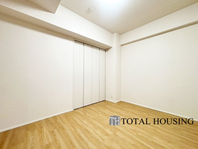 【洋室】 | ファミール宮の森Ⅱ | 洋室　約6.0帖
シンプルな内装の洋室は、主寝室や子ども部屋、書斎など多用途にご活用いただけます。身の回りの物をすっきり片付けられる収納付き◎