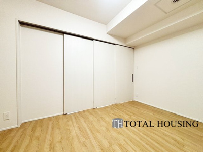 【洋室】 | ファミール宮の森Ⅱ | 洋室　約6.0帖
LDKに隣接する洋室は、扉を開放すればLDKと繋がります。夜間は個室にスイッチすることも可◎ご家族のライフステージに合わせた空間を創ることができる便利なお部屋です！