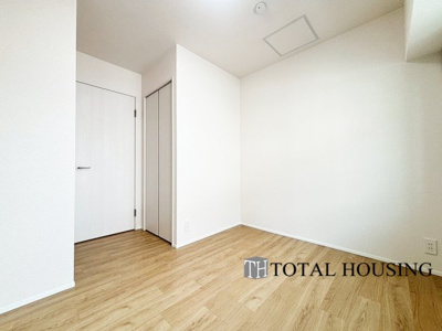 【洋室】 | ファミール宮の森Ⅱ | 洋室　約5.1帖
家族一人ひとりの大切なプライベート空間。趣味に合わせて使って頂けるようシンプルに仕上げてあります。暮らし心地を大きく左右する収納を、適材適所に配置し使い勝手を考慮しました。