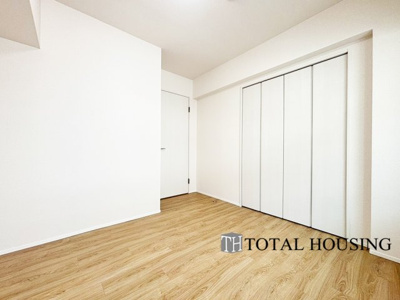 【洋室】 | ファミール宮の森Ⅱ | 洋室　約6.1帖
シンプルデザインなことによりご自分お好みのレイアウトがしやすい主寝室。クローゼットが設置されているのでお部屋の整理整頓もすっきり楽々。お部屋をよりゆったりとお使い頂けます。