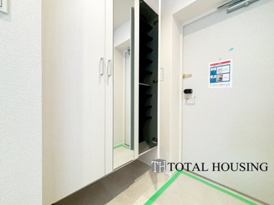 【玄関】 | ファミール宮の森Ⅱ | トールサイズのシューズボックスを完備している為、玄関まわりもスッキリ♪おでかけ前の身だしなみチェックもできる姿見も嬉しいですね！