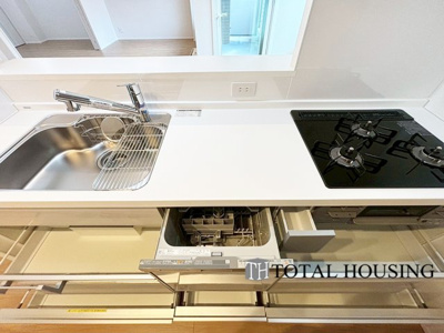 【キッチン】 | ファミール宮の森Ⅱ | 食器洗乾燥機付きで家族の食器もピカピカ。後片付けもラクラクこなせて、日々の生活には欠かせない便利設備。環境にもママの手にも優しいのがうれしいですね。