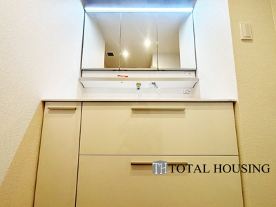 【独立洗面台】 | ファミール宮の森Ⅱ | 大きな三面鏡、実用性と機能美を兼ね備えた先進の洗面化粧台。ノズルが伸びお手入れもしやすくなっています。リネン類、ストック用品もしまえる豊富な収納量でスッキリ綺麗な空間を保っておけます。