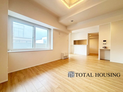 【居間・リビング】 | ファミール宮の森Ⅱ | 約16.9帖の広々としたリビングが魅力的♪日当たりもよく居心地の良い空間です。家族とのコミュニケーションが自然と弾むような仕様は、住む人に笑顔をという想いが込められています。