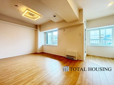 【居間・リビング】 | ファミール宮の森Ⅱ | 南西向きに大きく開いた窓からは、明るい陽射しが射し込みます。
爽やかな風が吹き抜ける心地良いリビングには、自然と家族が集まります。