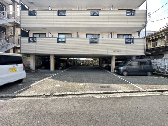 ライフ塩田の駐車場