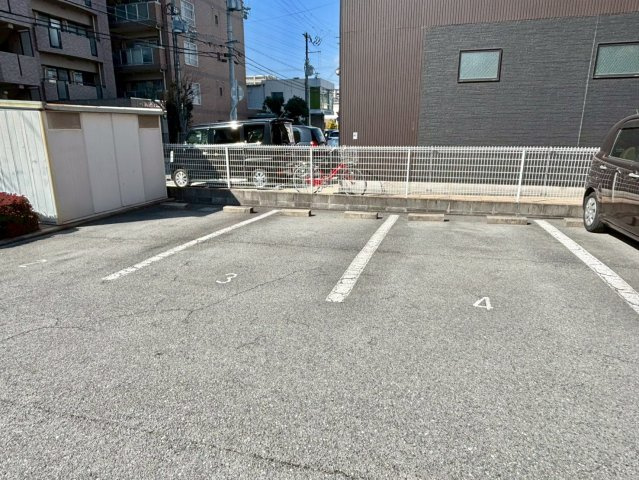 メゾンソレイユの駐車場