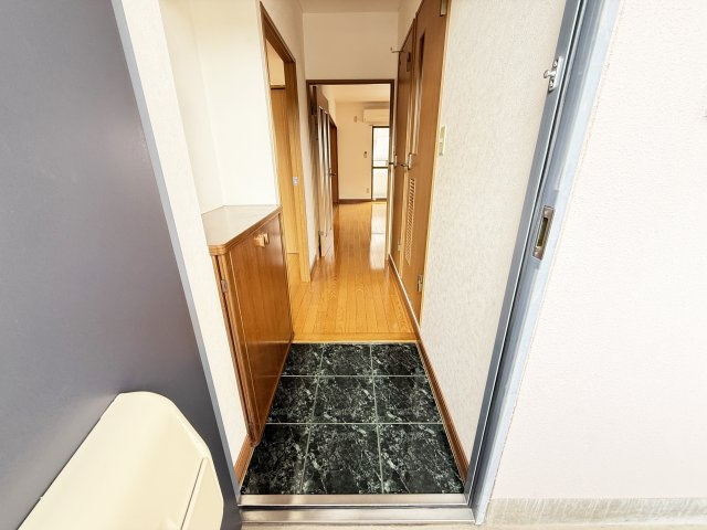 ハイツショウエイ1号館の玄関