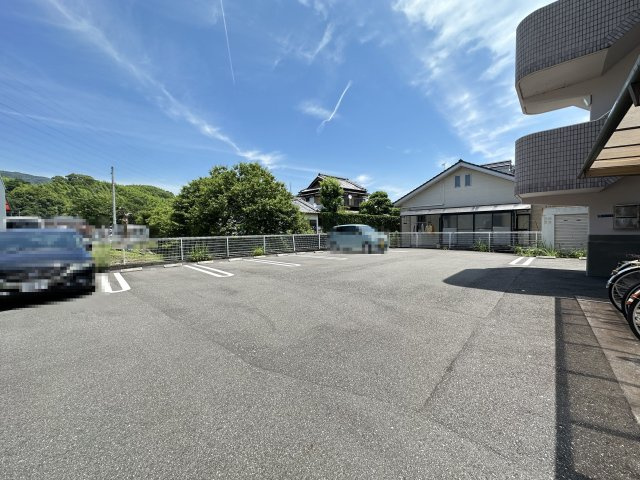 ハイツショウエイ1号館の駐車場