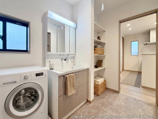 【脱衣所】 | 【洗面脱衣所　CG家具設置イメージ】
※画像に含まれる家具家電はCGで作成されたイメージです。実際の物件には付帯しません。