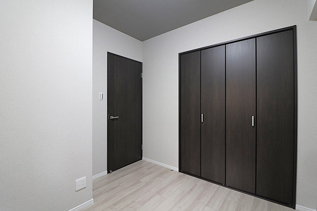 【子供部屋】 | メロディーハイム八戸ノ里 | 【洋室4.3帖】クローゼット完備です♪