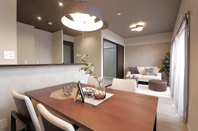 【居間・リビング】 | メロディーハイム八戸ノ里 | 【LDK：約13.7帖】クロス貼替え、フローリング張替え、水廻り設備新調、ハウスクリーニング済みです☆