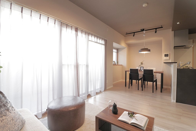 【居間・リビング】 | メロディーハイム八戸ノ里 | 【LDK：約13.7帖】レースカーテン付きです☆