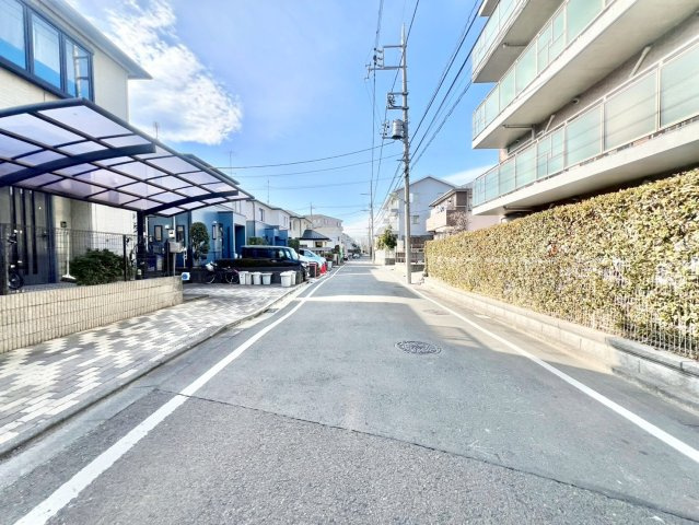 世田谷区喜多見1丁目　建築条件無し売地　全2区画の前面道路含む現地写真|2026.02.06撮影

現地ご見学希望・資料請求などお気軽にお問い合わせ下さい！
03-5990-5201
