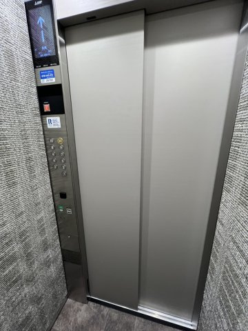 エレベーターですわ！