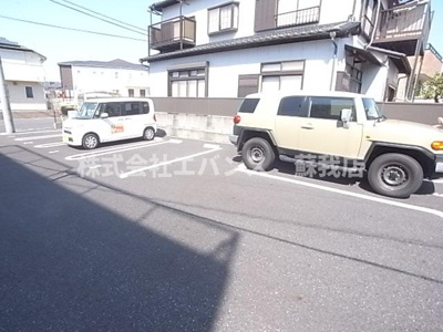 【駐車場】 | ルミナス | 駐車場があるので、車を買う予定の方も安心です