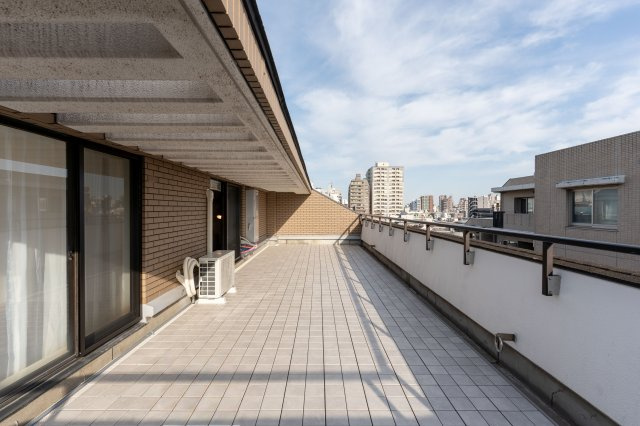 ディアパーク市ヶ谷南町のバルコニー|ディアパーク市ヶ谷南町：約４２平米のルーフバルコニーです！