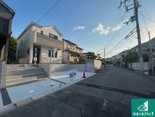 神戸市西区糀台　新築一戸建ての前面道路含む現地写真|周辺は閑静な住宅街！前面道路広々で車の出し入れも便利です。駐車が苦手な方でも安心して車庫入れできます！