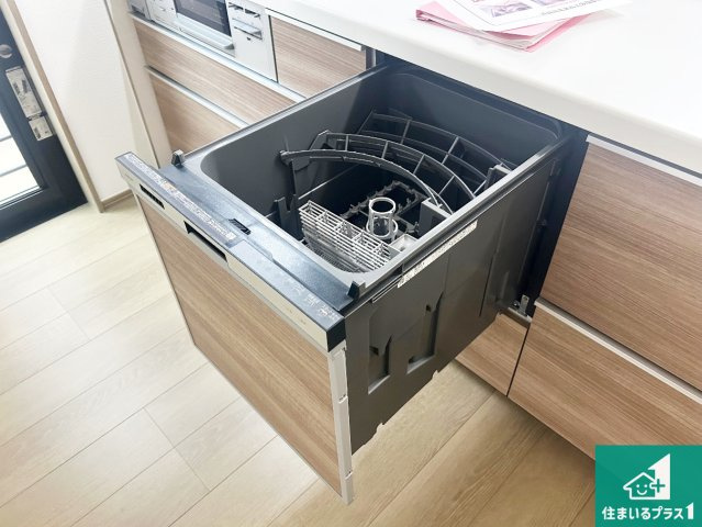 神戸市西区糀台　新築一戸建ての設備|食事後の一仕事、食器洗いをボタン一つでお任せできちゃいます！場所を取らないビルトイン式なので、お料理スペースもしっかり確保！