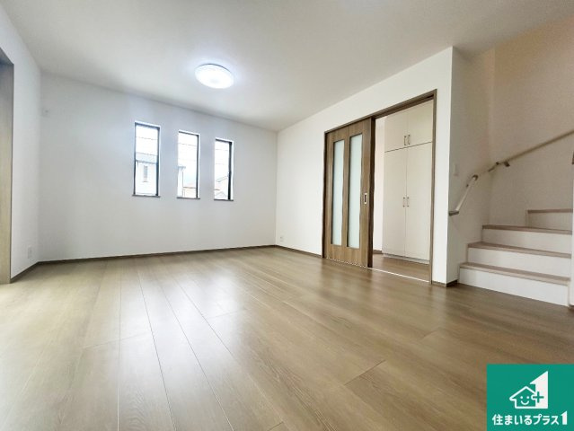 神戸市西区糀台　新築一戸建ての居間・リビング|シンプルなリビングは、観葉植物等のインテリアを楽しめますね！パパ好みにも、ママ好みにも家具次第で雰囲気を変えることができます！