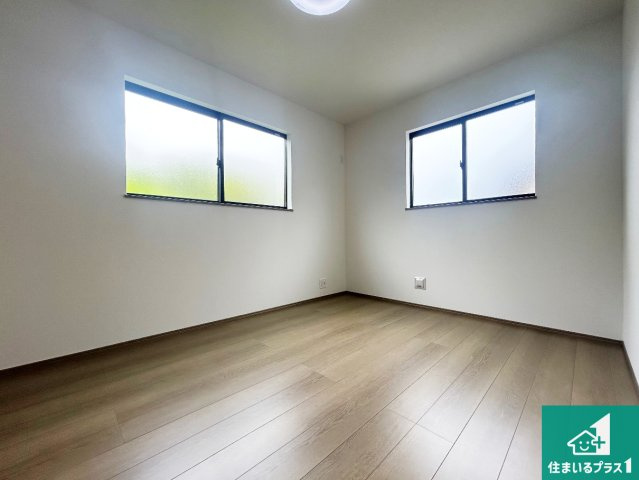 神戸市西区糀台　新築一戸建ての洋室|寝室は心地よい眠りについてもらいたくて、シンプルかつ開放的な空間な設計にしています！大きな窓から差し込む日が心地いいです♪
