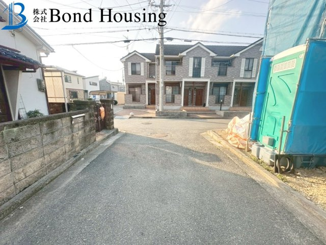 ファミリークロークあり収納豊富　二見町福里　新築限定1棟の前面道路含む現地写真