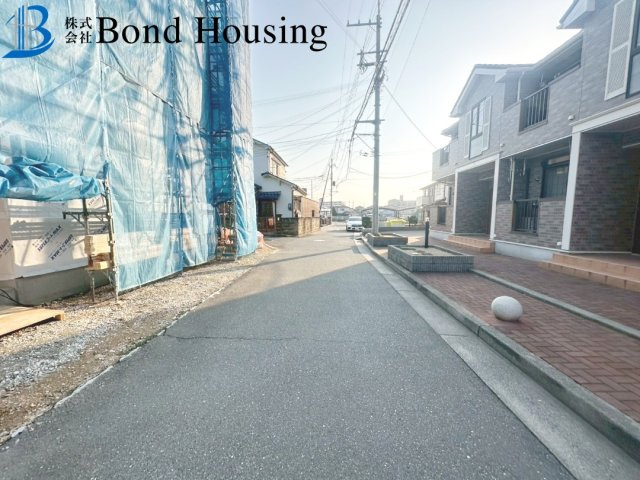 ファミリークロークあり収納豊富　二見町福里　新築限定1棟の前面道路含む現地写真