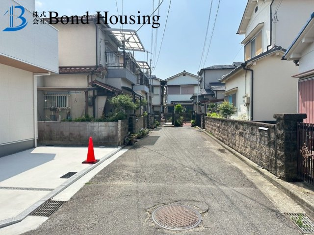ファミリークロークあり収納豊富　二見町福里　新築限定1棟の前面道路含む現地写真
