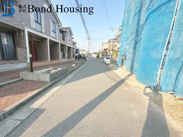 ファミリークロークあり収納豊富　二見町福里　新築限定1棟の前面道路含む現地写真