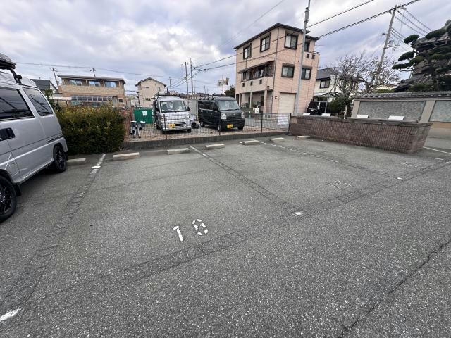 グラッチェⅠ番館の駐車場