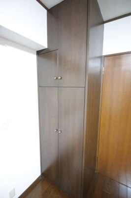 【洋室】 | 大松ビル | 洋室8帖　収納