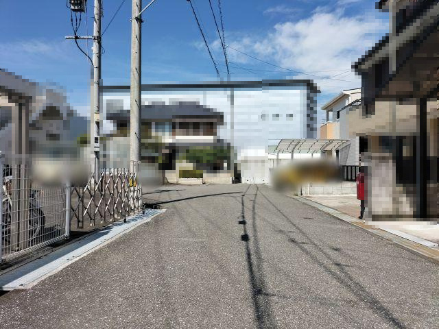 高知市朝倉甲　中古戸建ての前面道路含む現地写真