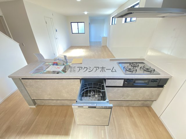 所沢市上安松・全8棟　新築一戸建　1号棟　のキッチン|リビングが見渡せる食洗機付対面式キッチン
