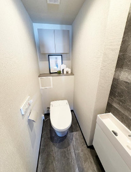 パーク・コート落合台のトイレ|タンクレスの温水洗浄機能付きのトイレは手洗いカウンター付きです